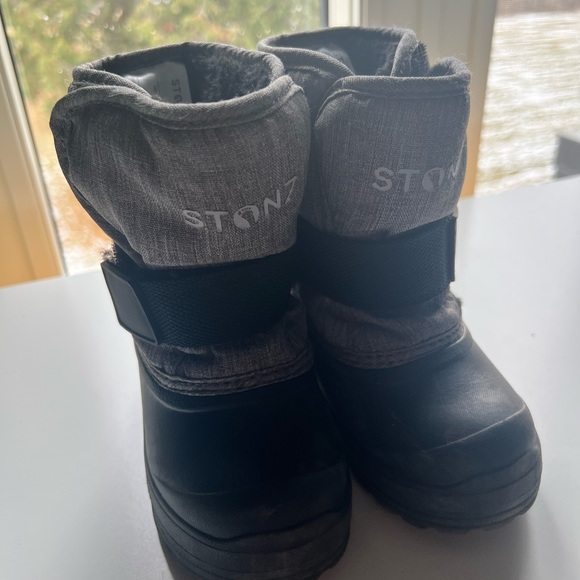 Toddler Size 9 Stonz Winter Boots - Picture 4 of 4